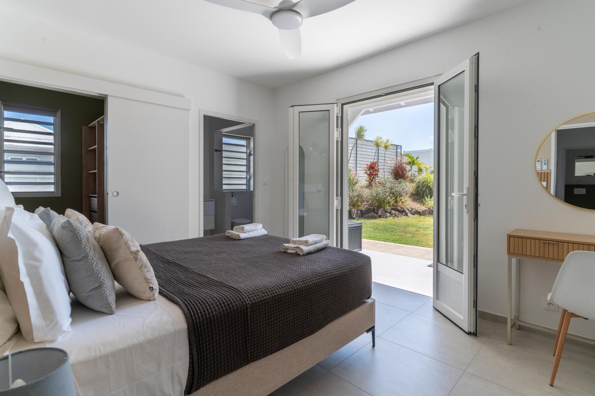Première chambre double avec salle de douche privative attenante au Diamant. (3)